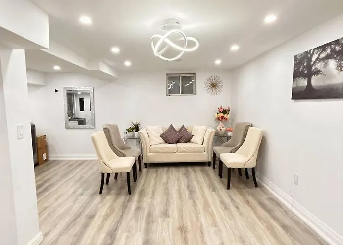Super Luxury Family Home - 3 Bedrooms, 1 Full Bathroom And 1 Half Washroom With Free Parking, Wifi, Netflix