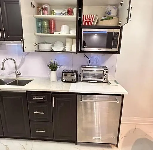 Super Luxury Family Home - 3 Bedrooms, 1 Full Bathroom And 1 Half Washroom With Free Parking, Wifi, Netflix