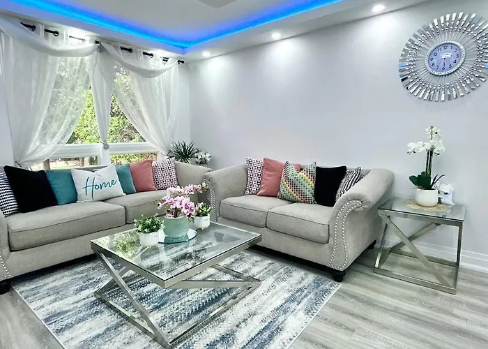 Super Luxury Family Home - 3 Bedrooms, 1 Full Bathroom And 1 Half Washroom With Free Parking, Wifi, Netflix