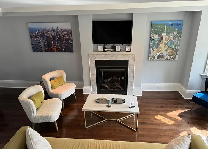 Leaside Rental With Great Backyard & Pool