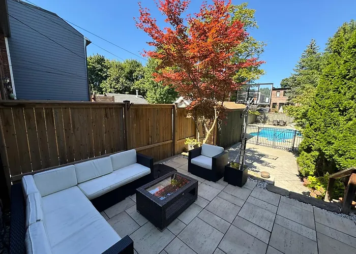 Leaside Rental With Great Backyard & Pool