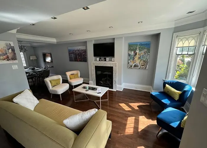 Leaside Rental With Great Backyard & Pool