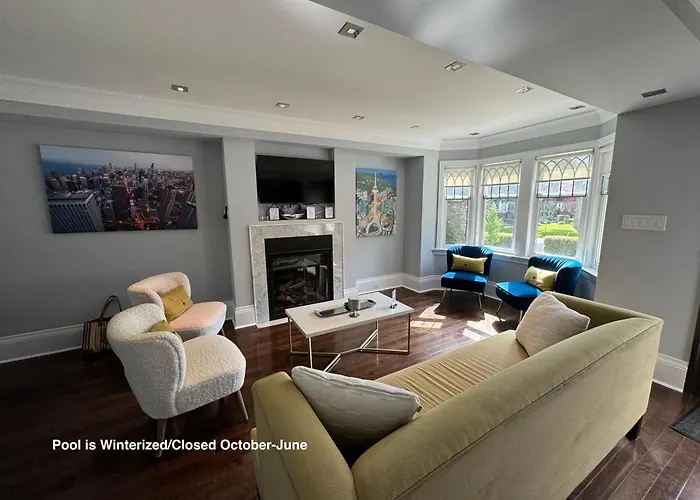 Leaside Rental With Great Backyard & Pool